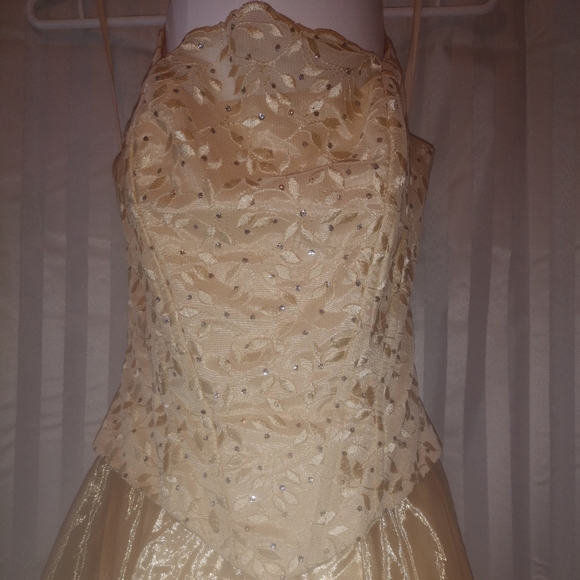 Formal dress - Picture 5 of 7